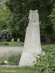 Zijkant monument rechts.
              <br/>
              Corrie Groen- Pickhard, 2017-06-27